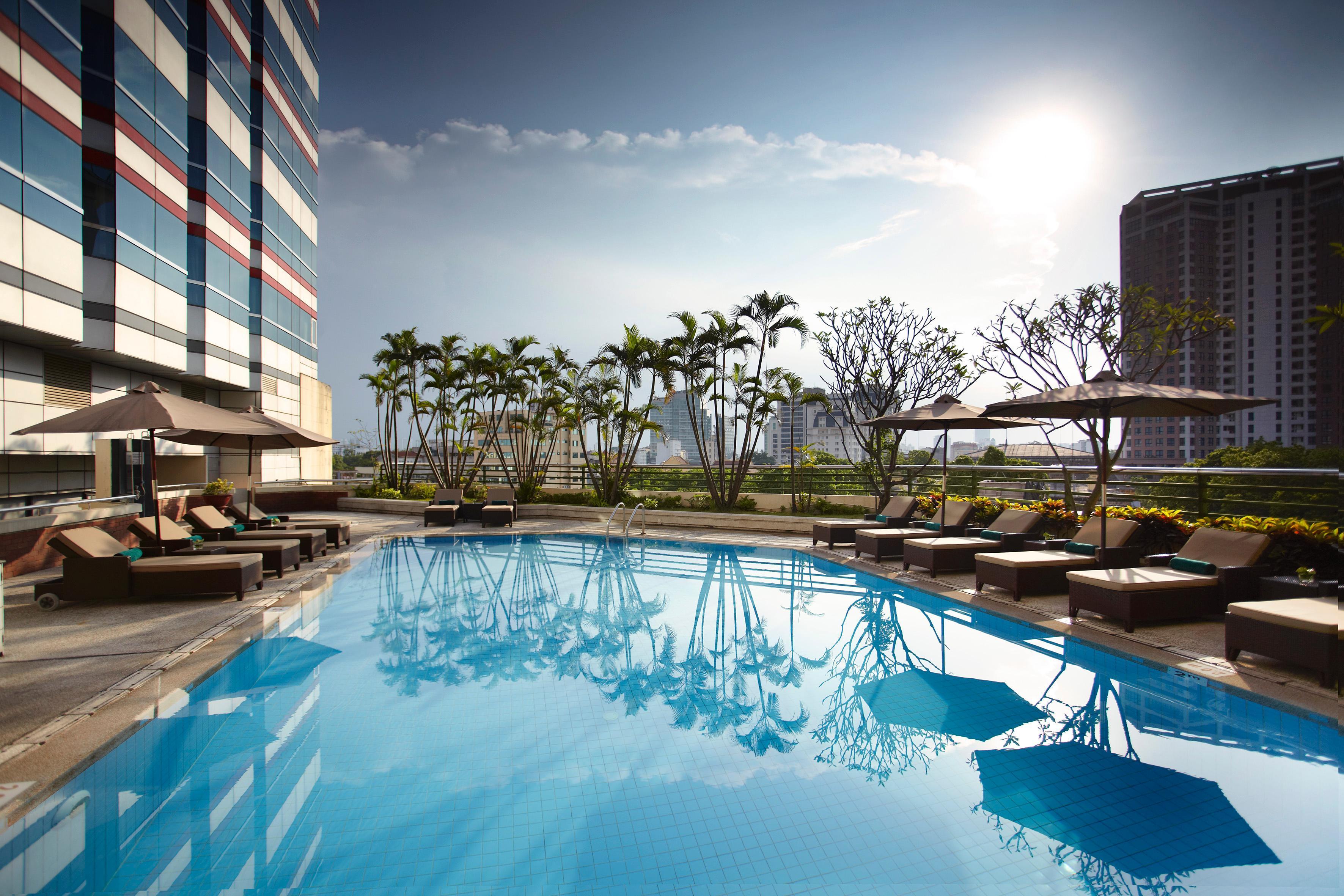 Melia Hanoi Exteriör bild The pool at the hotel