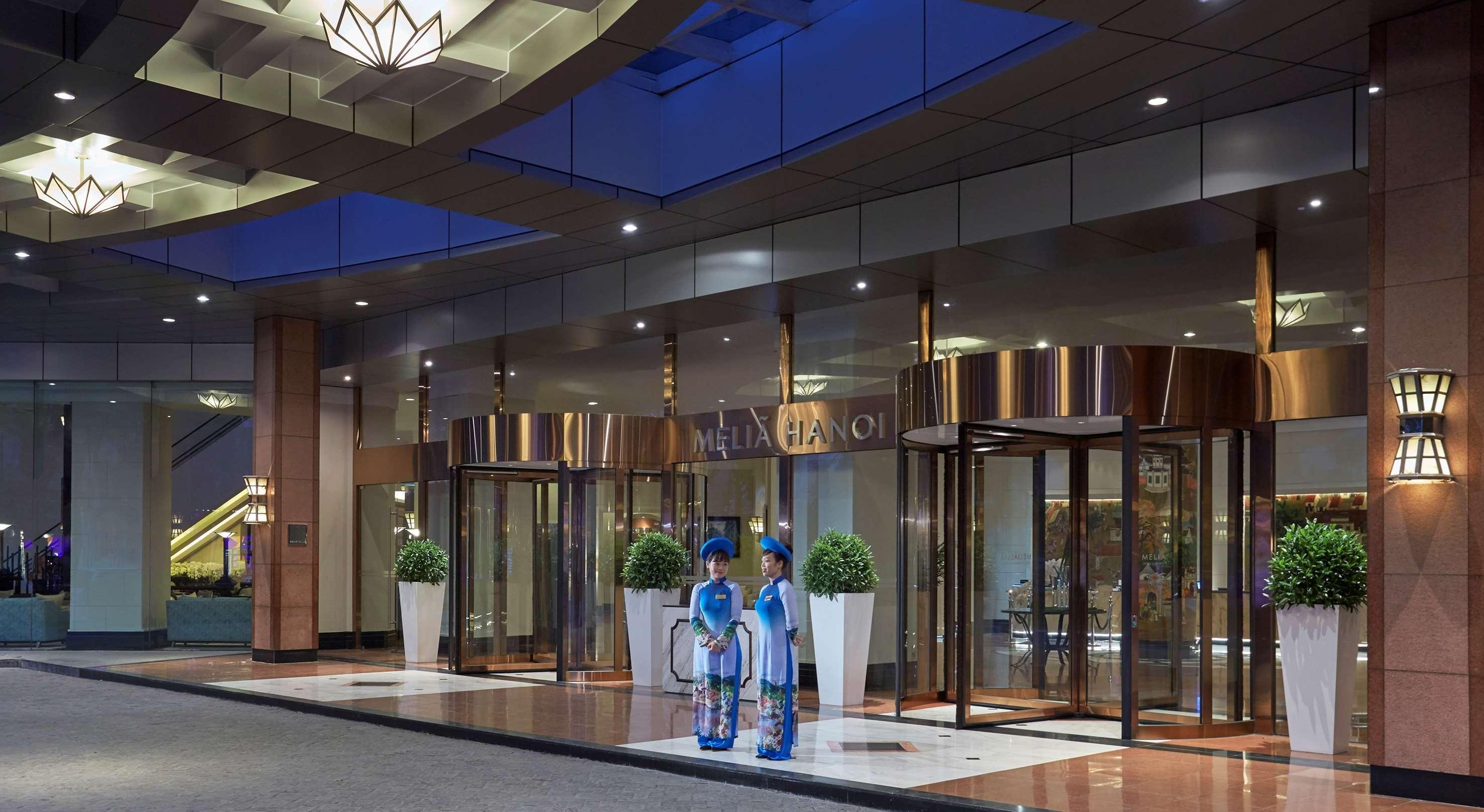 Melia Hanoi Exteriör bild Entrance of the hotel