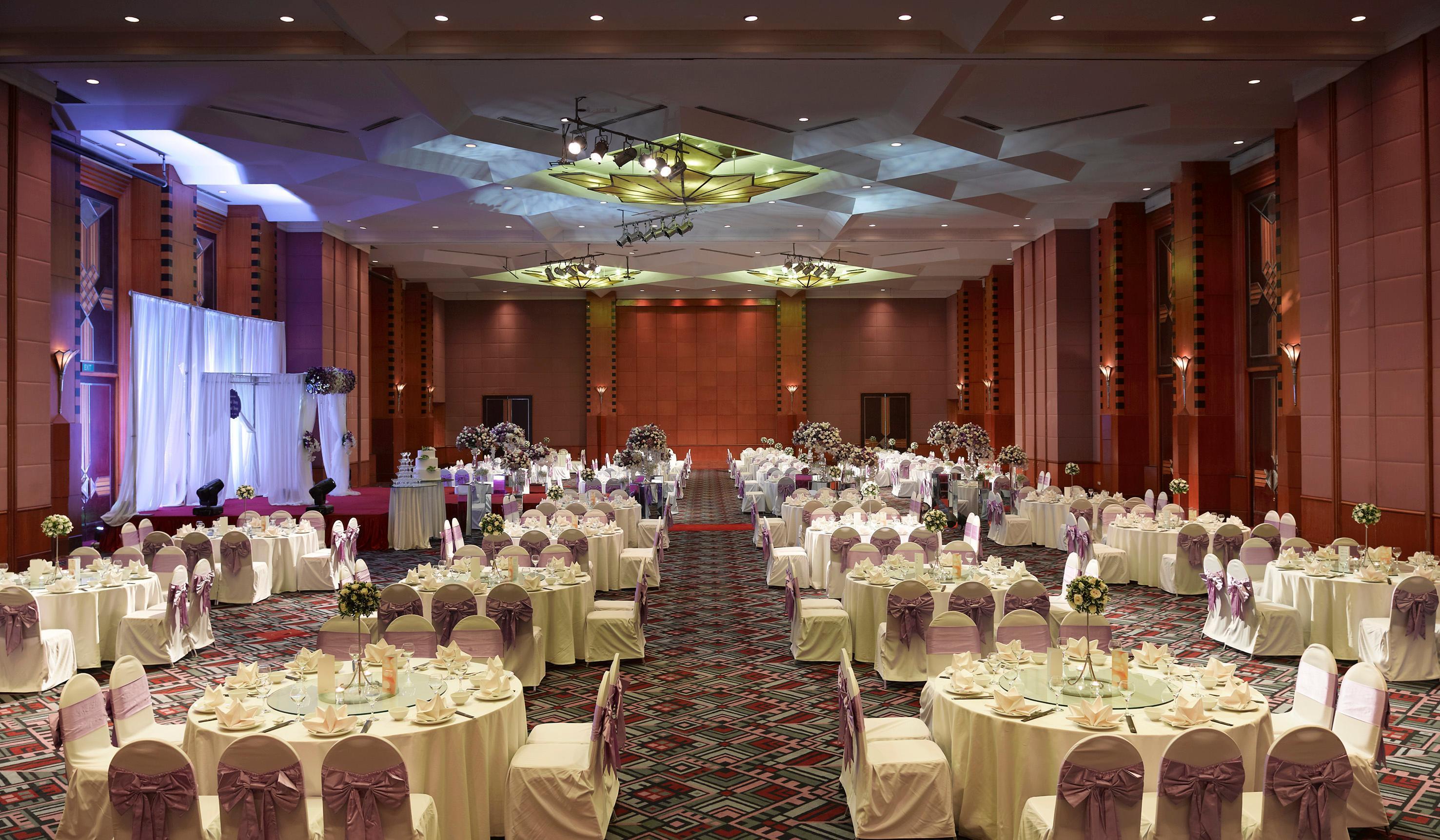 Melia Hanoi Exteriör bild A wedding reception at the Royal Thai Suite