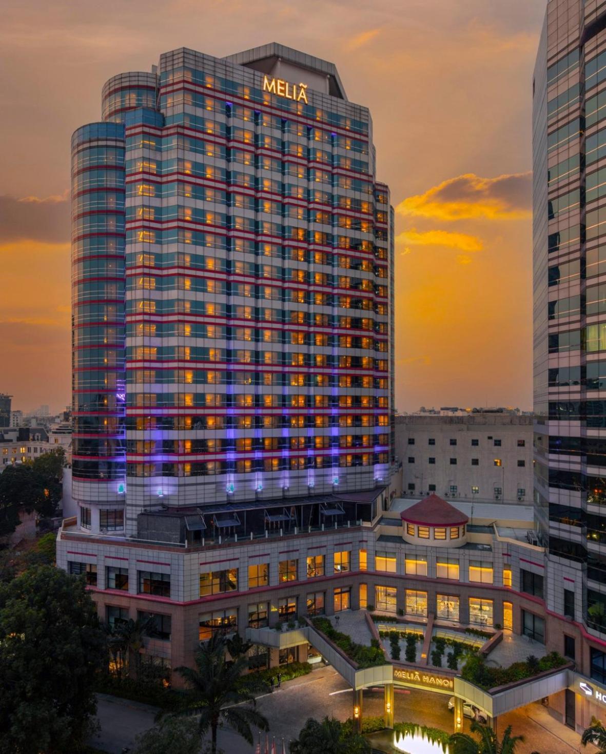 Melia Hanoi Exteriör bild The hotel at sunset