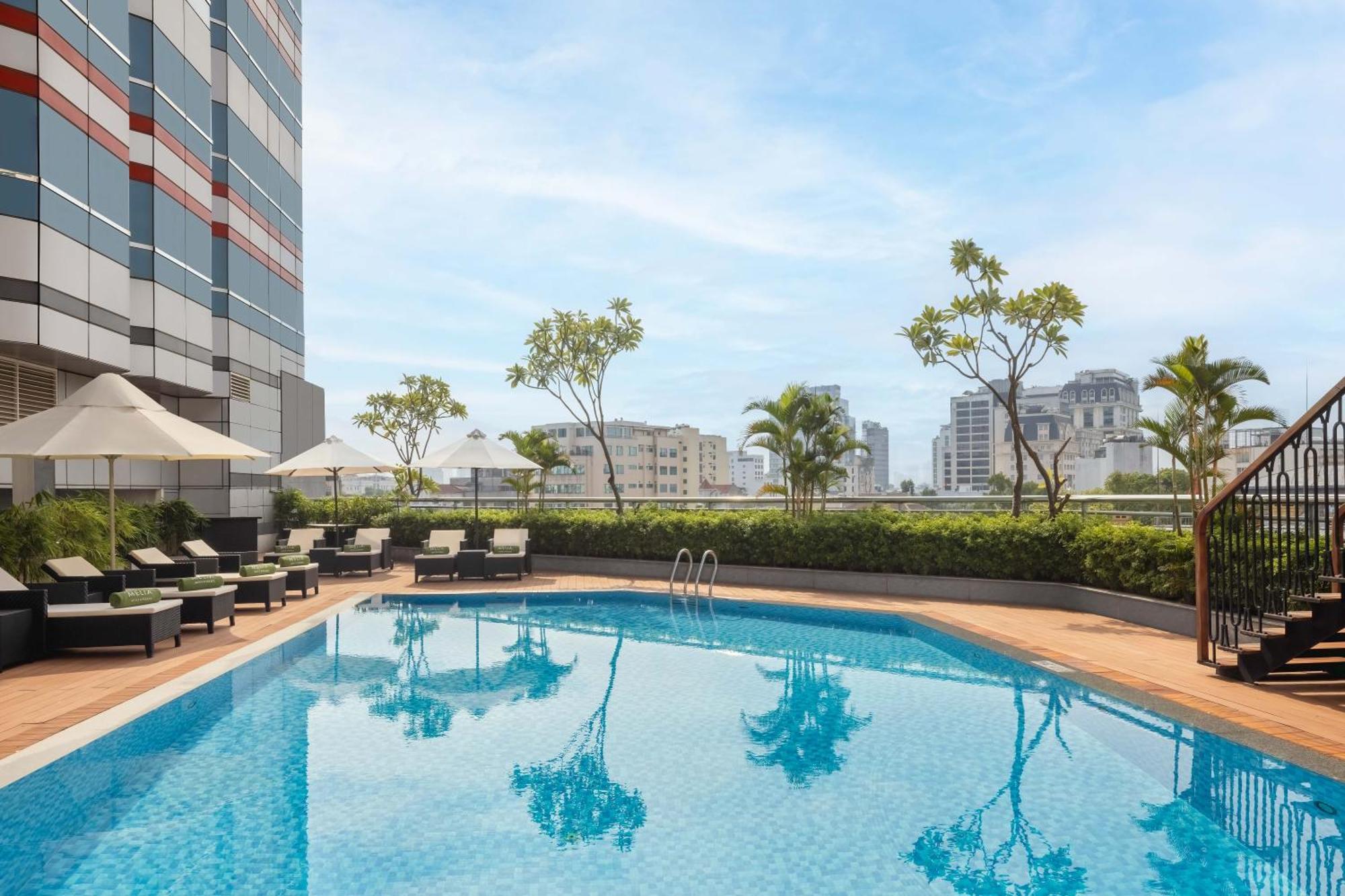 Melia Hanoi Exteriör bild The swimming pool at the hotel