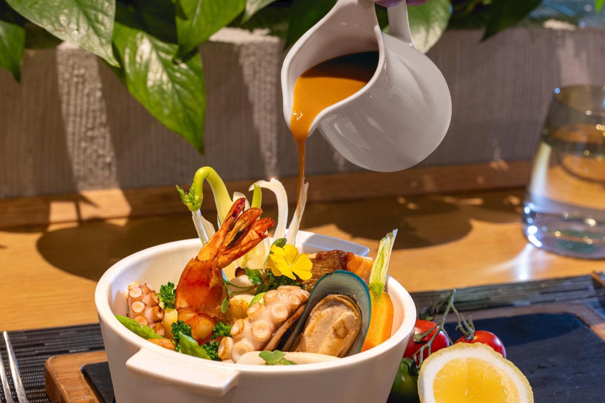 Melia Hanoi Exteriör bild A seafood salad with a sauce being poured