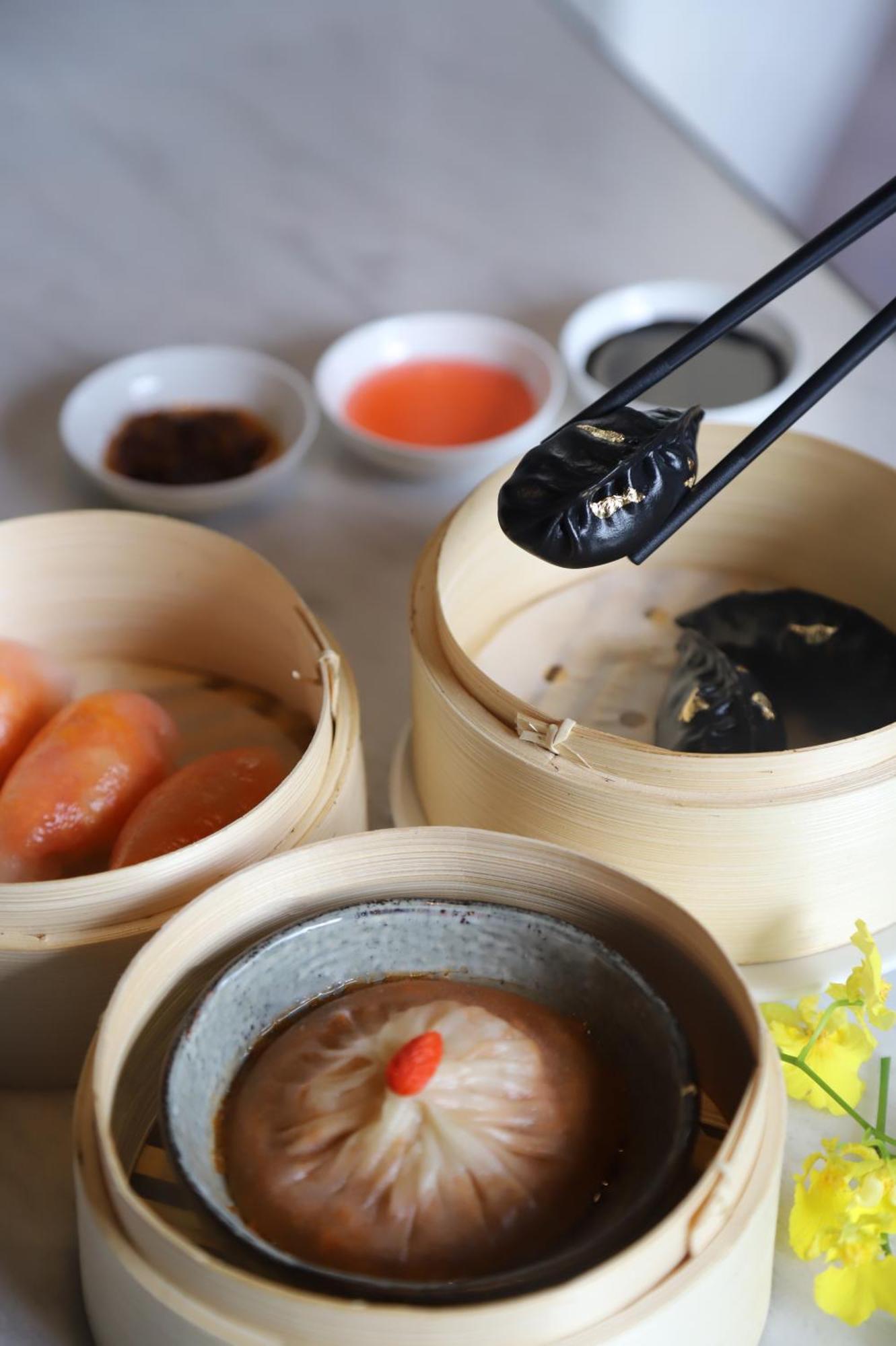 Melia Hanoi Exteriör bild Soy sauce being used with dim sum