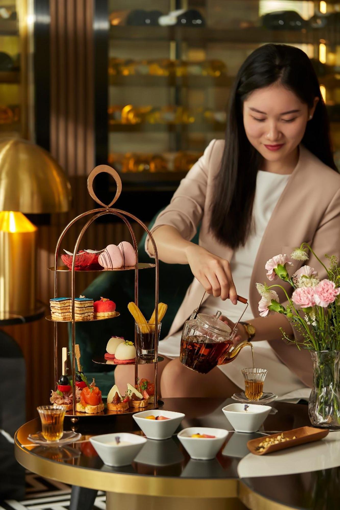 Melia Hanoi Exteriör bild Afternoon tea at The Landmark, Hong Kong