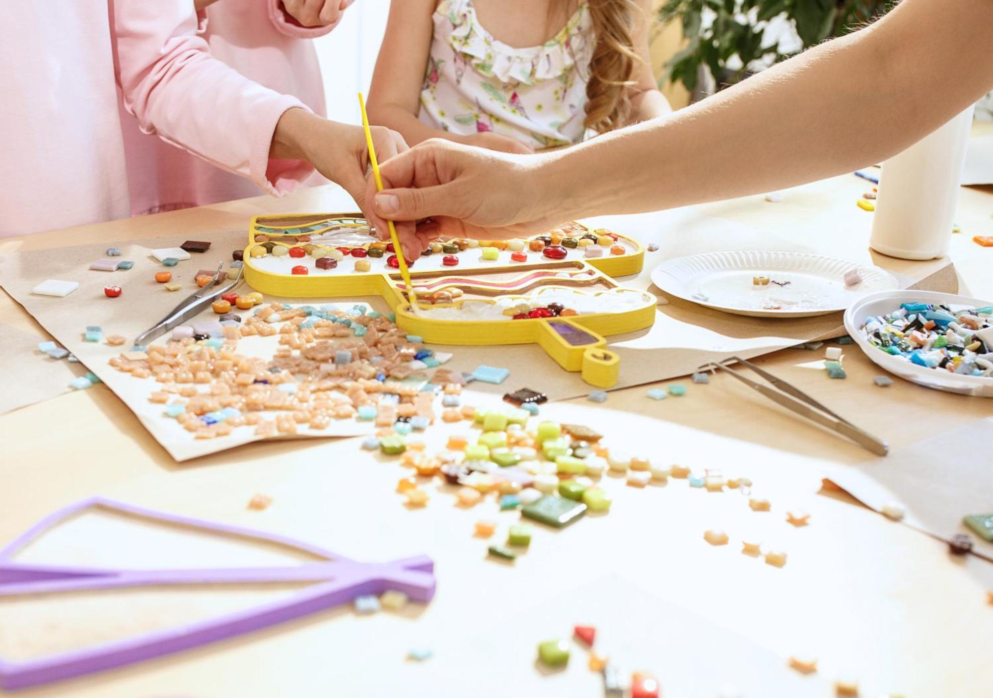 Melia Hanoi Exteriör bild Children working with mosaic
